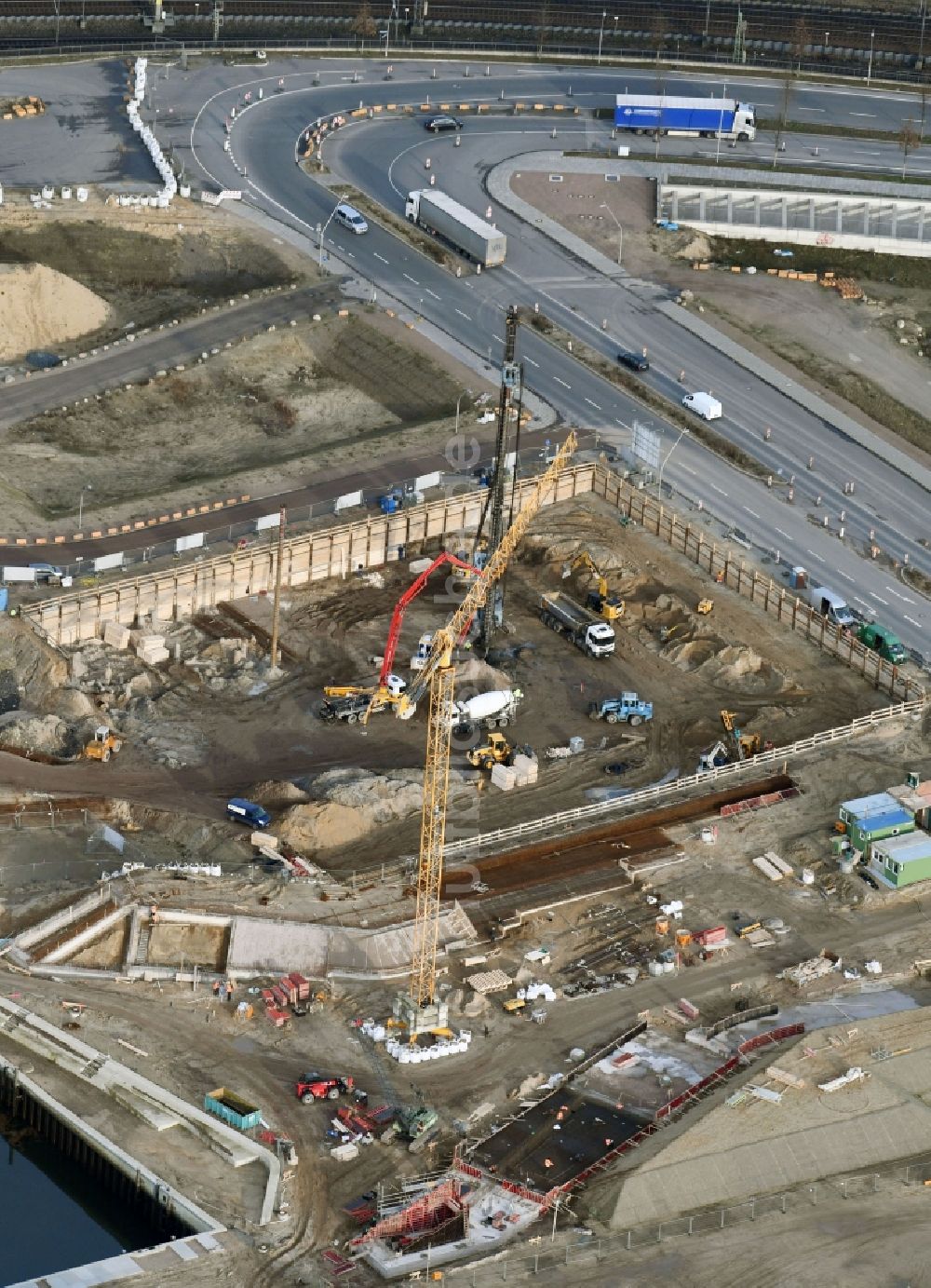 Hamburg von oben - Baustelle mit Erschließungs - und Pfahlgründungsarbeiten für die Fundamentplatte eines Neubaus für ein Büro- und Geschäftshaus im Ortsteil HafenCity in Hamburg, Deutschland