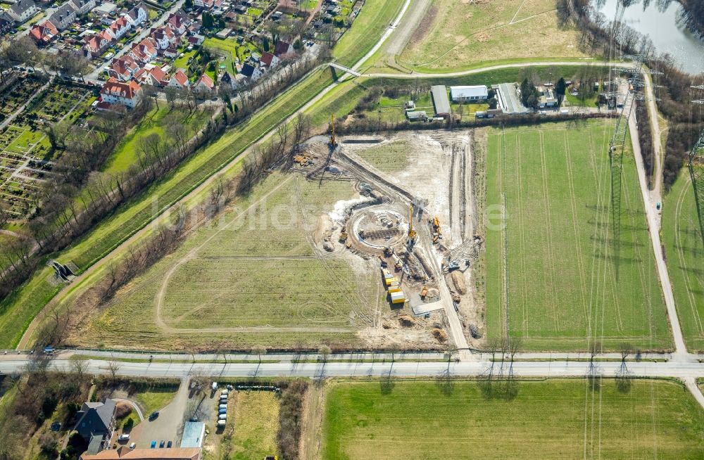 Herne von oben - Baustelle mit Erschließungs - und Pfahlgründungsarbeiten für die Fundamentplatte eines Neubaus durch die BAUER Spezialtiefbau GmbH in Herne im Bundesland Nordrhein-Westfalen