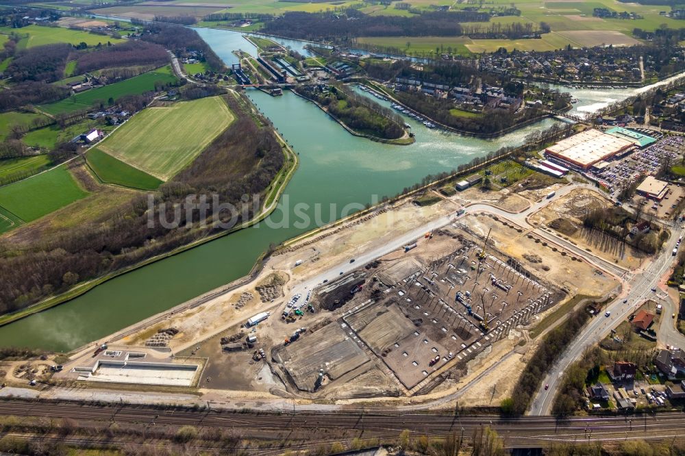 Meckinghoven aus der Vogelperspektive: Baustelle mit Erschließungs - und Pfahlgründungsarbeiten für die Fundamentplatte eines Neubaus entlang der Castroper straße in Meckinghoven im Bundesland Nordrhein-Westfalen, Deutschland