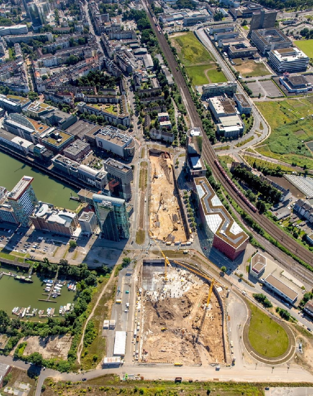 Luftaufnahme Düsseldorf - Baustelle mit Erschließungs - und Pfahlgründungsarbeiten für die Fundamentplatte eines Neubaus des Geschäfts- und Bürohauses FLOAT in Düsseldorf im Bundesland Nordrhein-Westfalen