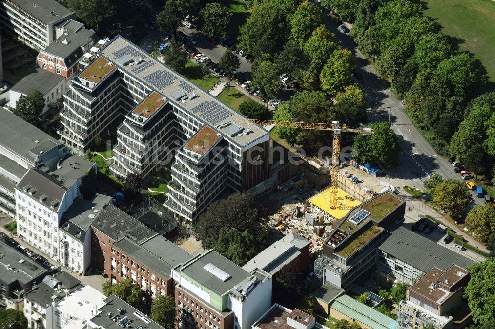 Hamburg aus der Vogelperspektive: Baustelle mit Erschließungs - und Pfahlgründungsarbeiten für die Fundamentplatte eines Neubaus der Leonard Weiss Bauunternehmung in Hamburg