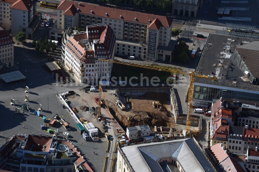 Luftaufnahme Dresden - Baustelle mit Erschließungs - und Pfahlgründungsarbeiten für die Fundamentplatte des Neubaus Neumarkt - Palais der USD Immobilien GmbH in Dresden im Bundesland Sachsen