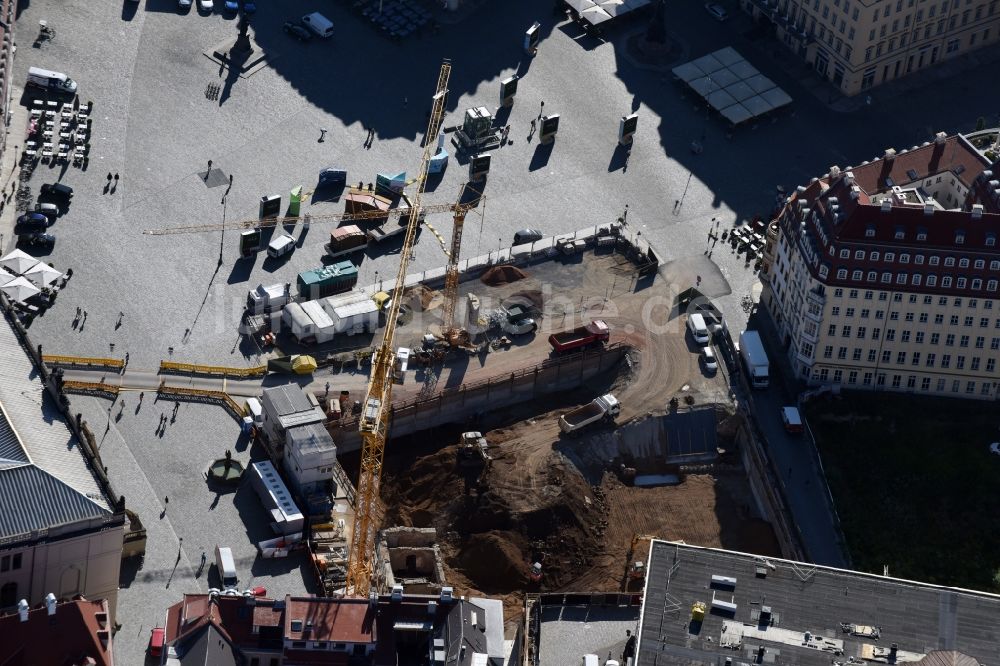 Dresden aus der Vogelperspektive: Baustelle mit Erschließungs - und Pfahlgründungsarbeiten für die Fundamentplatte des Neubaus Neumarkt - Palais der USD Immobilien GmbH in Dresden im Bundesland Sachsen