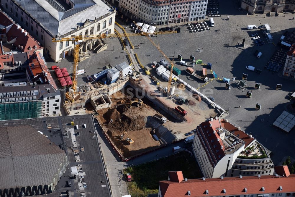 Luftbild Dresden - Baustelle mit Erschließungs - und Pfahlgründungsarbeiten für die Fundamentplatte des Neubaus Neumarkt - Palais der USD Immobilien GmbH in Dresden im Bundesland Sachsen