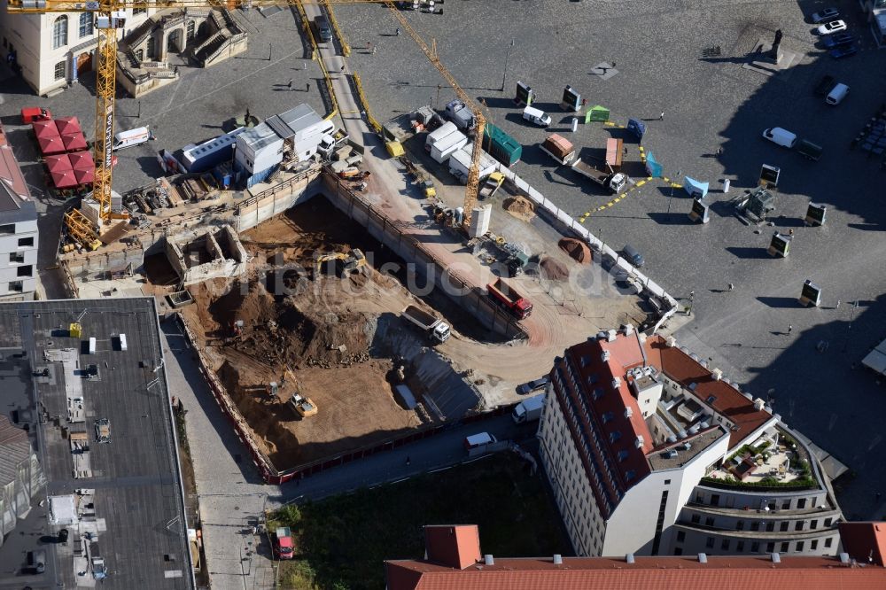 Luftaufnahme Dresden - Baustelle mit Erschließungs - und Pfahlgründungsarbeiten für die Fundamentplatte des Neubaus Neumarkt - Palais der USD Immobilien GmbH in Dresden im Bundesland Sachsen