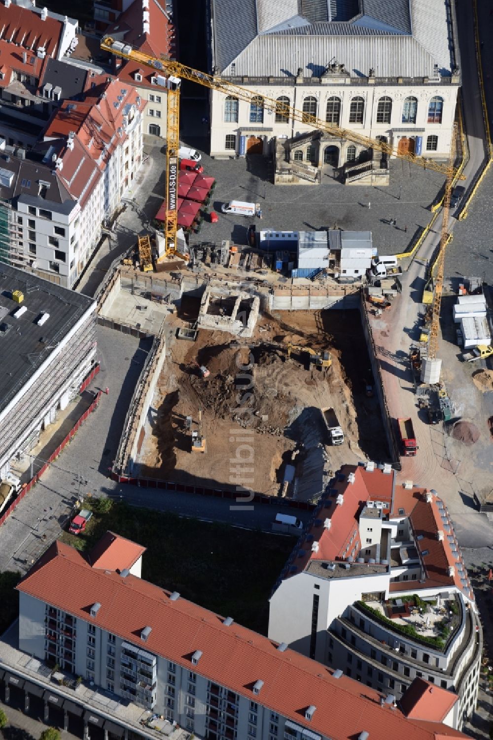 Dresden von oben - Baustelle mit Erschließungs - und Pfahlgründungsarbeiten für die Fundamentplatte des Neubaus Neumarkt - Palais der USD Immobilien GmbH in Dresden im Bundesland Sachsen