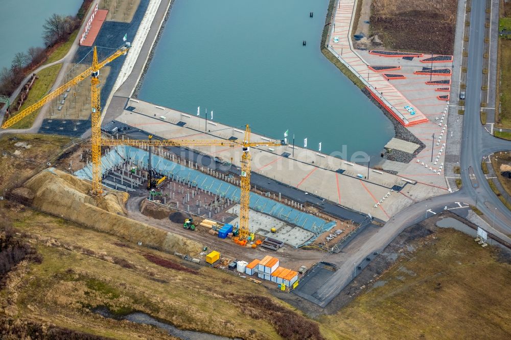 Gelsenkirchen von oben - Baustelle mit Erschließungs - und Pfahlgründungsarbeiten für die Fundamentplatte eines Neubaus der Stölting Service Group GmbH an der Johannes-Rau-Allee im Ortsteil Bismarck in Gelsenkirchen im Bundesland Nordrhein-Westfalen