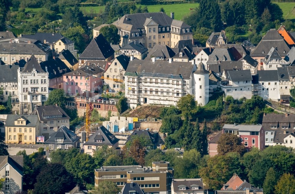 Arnsberg aus der Vogelperspektive: Baustelle mit Erschließungs - und Pfahlgründungsarbeiten für die Fundamentplatte eines Neubaus und Umbaus des Sauerland-Museum in Arnsberg im Bundesland Nordrhein-Westfalen, Deutschland