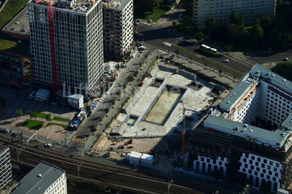 Luftaufnahme Berlin - Baustelle mit Erschließungs - und Pfahlgründungsarbeiten für die Fundamentplatte eines Neubaus an der Voltairestraße - Alexanderstraße - Dircksenstraße im Ortsteil Mitte in Berlin, Deutschland