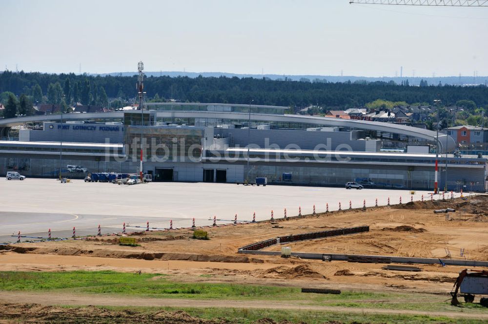 Luftaufnahme Posen / Poznan - Baustelle der Erweiterung eines Passagierterminals am Flughafen Poznan Lawica in Posen, Polen