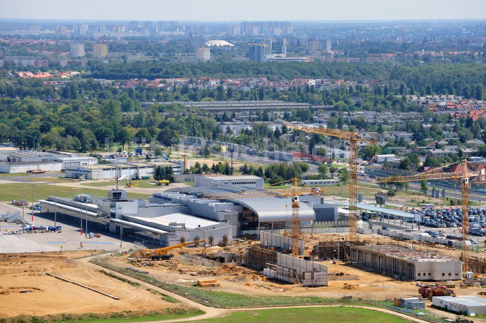 Posen / Poznan aus der Vogelperspektive: Baustelle der Erweiterung eines Passagierterminals am Flughafen Poznan Lawica in Posen, Polen