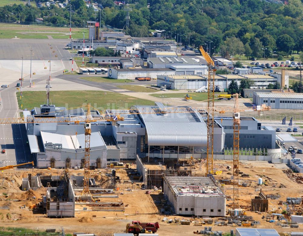 Posen / Poznan von oben - Baustelle der Erweiterung eines Passagierterminals am Flughafen Poznan Lawica in Posen, Polen