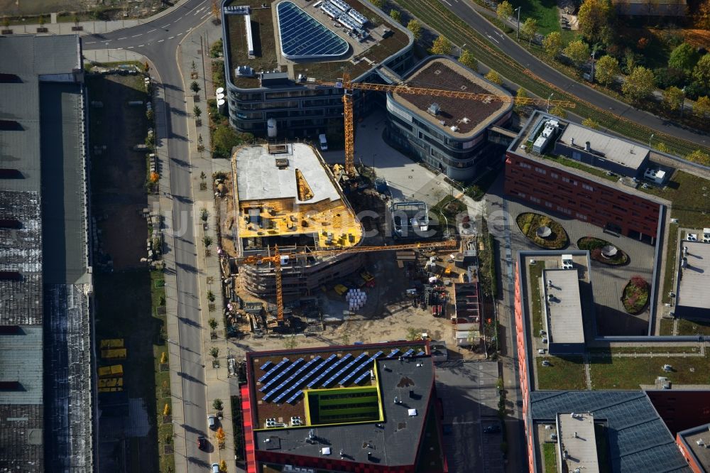 Leipzig aus der Vogelperspektive: Baustelle Erweiterungsbau Frauenhofer Institut an der BIO CITY LEIPZIG am Areal des Alten Messegelände Leipzig im Bundesland Sachsen