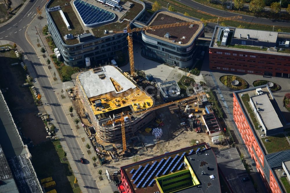 Luftbild Leipzig - Baustelle Erweiterungsbau Frauenhofer Institut an der BIO CITY LEIPZIG am Areal des Alten Messegelände Leipzig im Bundesland Sachsen