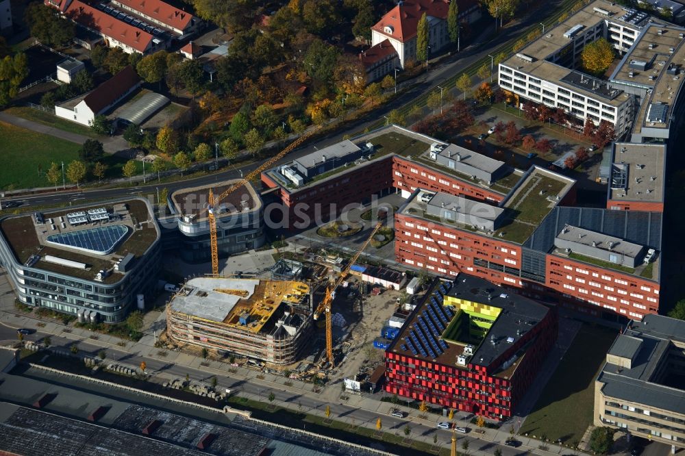 Luftaufnahme Leipzig - Baustelle Erweiterungsbau Frauenhofer Institut an der BIO CITY LEIPZIG am Areal des Alten Messegelände Leipzig im Bundesland Sachsen