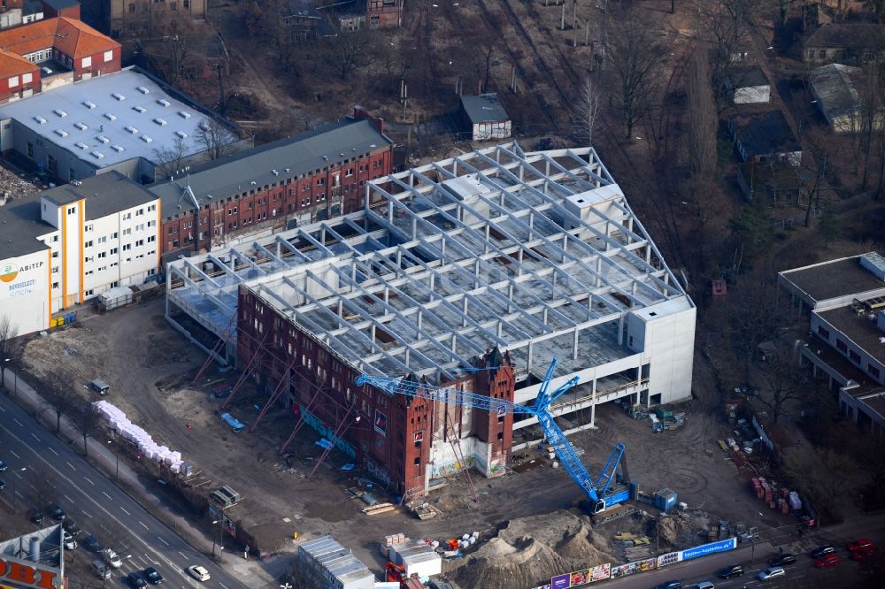 Berlin von oben - Baustelle am Fabrikgebäude der ehemaligen Bärensiegel Brennerei in Berlin