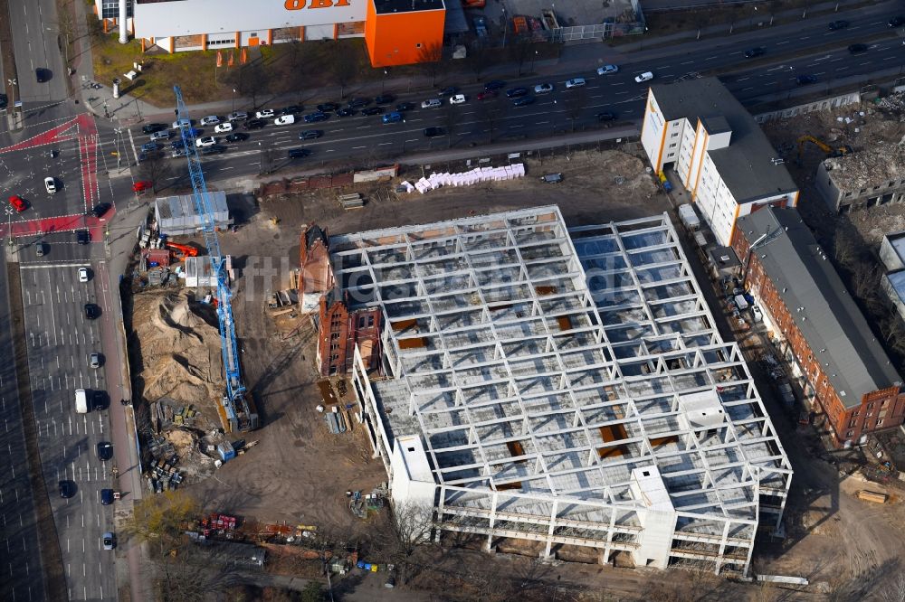 Berlin aus der Vogelperspektive: Baustelle am Fabrikgebäude der ehemaligen Bärensiegel Brennerei in Berlin