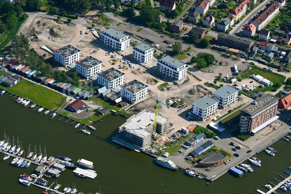 Barth aus der Vogelperspektive: Baustelle der Ferienhaus Anlage im Yachthafen am Ufer des Barther Bodden in Barth im Bundesland Mecklenburg-Vorpommern, Deutschland