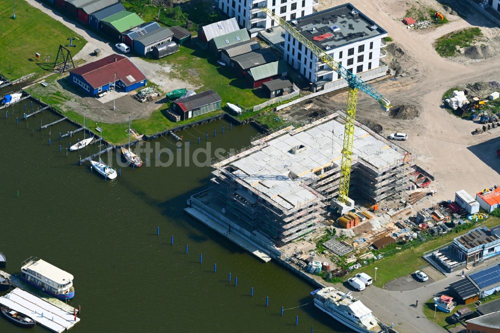 Luftbild Barth - Baustelle der Ferienhaus Anlage im Yachthafen am Ufer des Barther Bodden in Barth im Bundesland Mecklenburg-Vorpommern, Deutschland