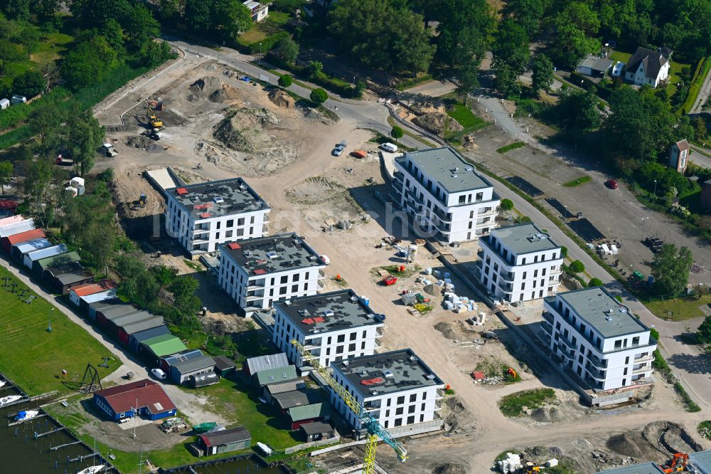 Barth aus der Vogelperspektive: Baustelle der Ferienhaus Anlage im Yachthafen am Ufer des Barther Bodden in Barth im Bundesland Mecklenburg-Vorpommern, Deutschland