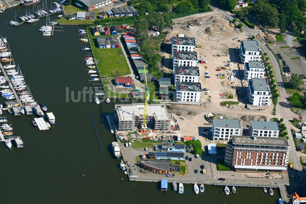 Barth von oben - Baustelle der Ferienhaus Anlage im Yachthafen am Ufer des Barther Bodden in Barth im Bundesland Mecklenburg-Vorpommern, Deutschland