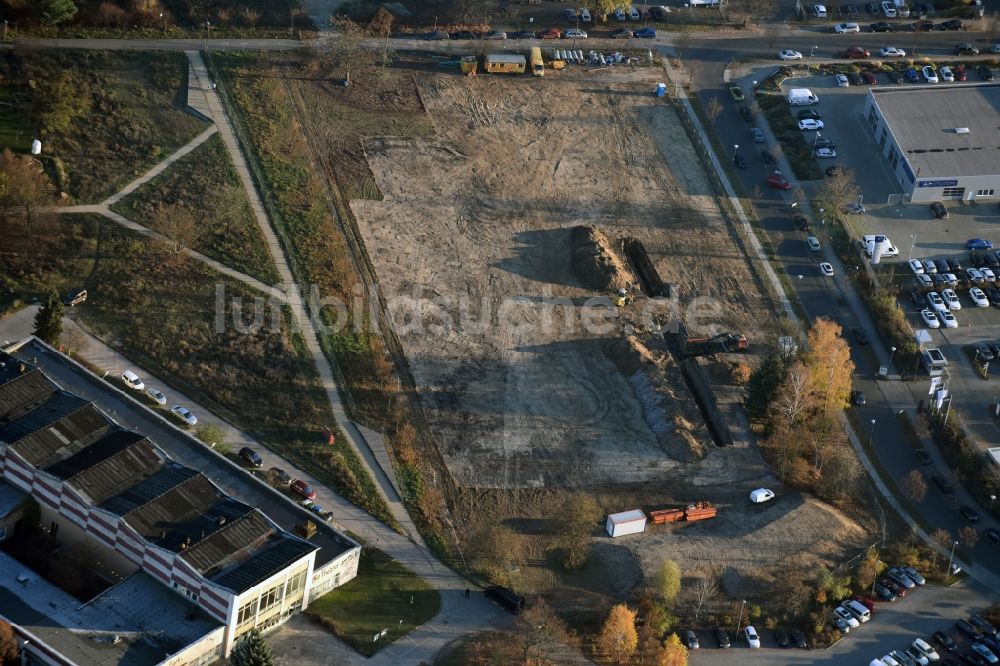 Luftaufnahme Berlin - Baustelle Flüchtlingsheim- und Asylunterkunfts- Gebäude Dingolfinger Straße - Walsheimer Straße in Berlin Marzahn-Hellersdorf