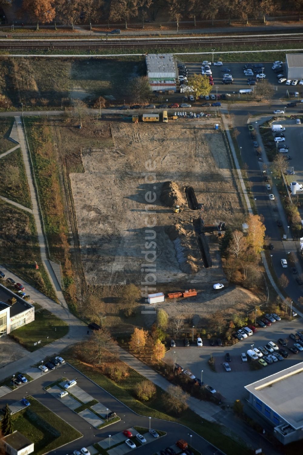 Berlin von oben - Baustelle Flüchtlingsheim- und Asylunterkunfts- Gebäude Dingolfinger Straße - Walsheimer Straße in Berlin Marzahn-Hellersdorf