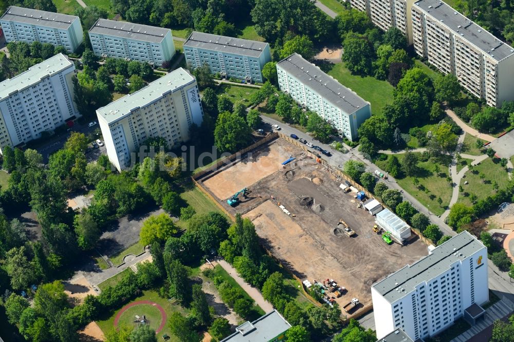 Berlin von oben - Baustelle Flüchtlingsheim- und Asylunterkunfts- Gebäude - Gemeinschaftliche Wohnzentren für Asylbegehrende und Asylberechtigte im Ortsteil Marzahn in Berlin, Deutschland