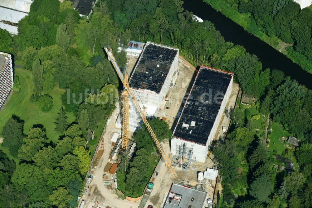 Luftaufnahme Berlin - Baustelle Flüchtlingsheim- und Asylunterkunfts- Gebäude an der Leonorenstraße im Ortsteil Lankwitz in Berlin, Deutschland