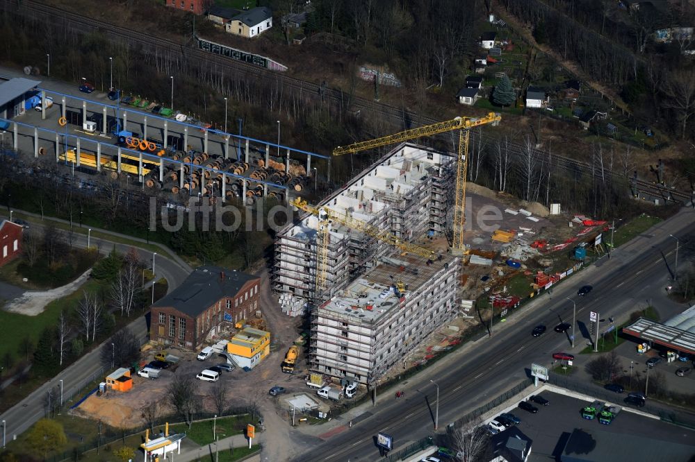 Luftaufnahme Leipzig - Baustelle Flüchtlingsheim- und Asylunterkunfts- Gebäude der LESG Gesellschaft der Stadt Leipzig zur Erschließung, Entwicklung und Sanierung von Baugebieten mbH an der Arno-Nitzsche-Straße im Ortsteil Connewitz in Leipzig im Bundesland Sachsen