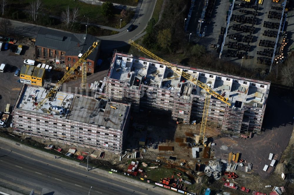 Leipzig von oben - Baustelle Flüchtlingsheim- und Asylunterkunfts- Gebäude der LESG Gesellschaft der Stadt Leipzig zur Erschließung, Entwicklung und Sanierung von Baugebieten mbH an der Arno-Nitzsche-Straße im Ortsteil Connewitz in Leipzig im Bundesland Sachsen