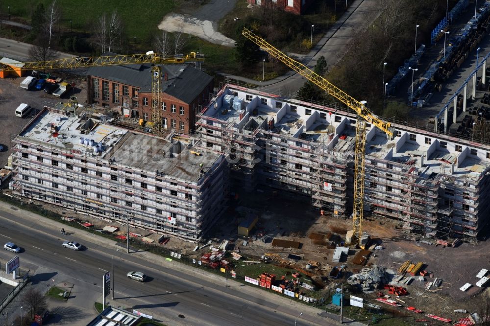 Leipzig von oben - Baustelle Flüchtlingsheim- und Asylunterkunfts- Gebäude der LESG Gesellschaft der Stadt Leipzig zur Erschließung, Entwicklung und Sanierung von Baugebieten mbH an der Arno-Nitzsche-Straße im Ortsteil Connewitz in Leipzig im Bundesland Sachsen