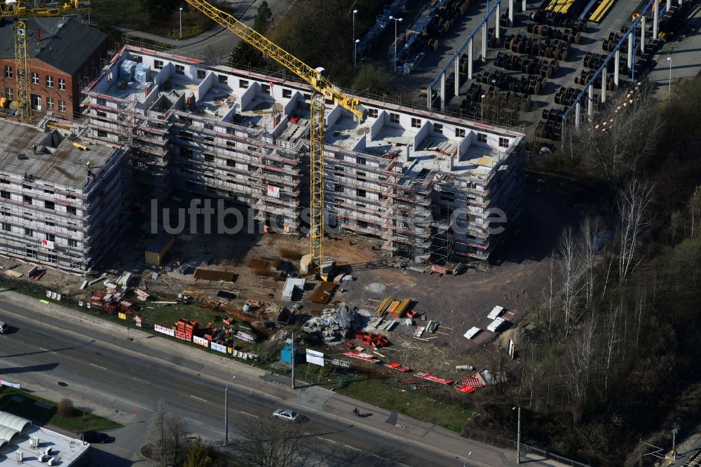 Leipzig aus der Vogelperspektive: Baustelle Flüchtlingsheim- und Asylunterkunfts- Gebäude der LESG Gesellschaft der Stadt Leipzig zur Erschließung, Entwicklung und Sanierung von Baugebieten mbH an der Arno-Nitzsche-Straße im Ortsteil Connewitz in Leipzig im Bundesland Sachsen