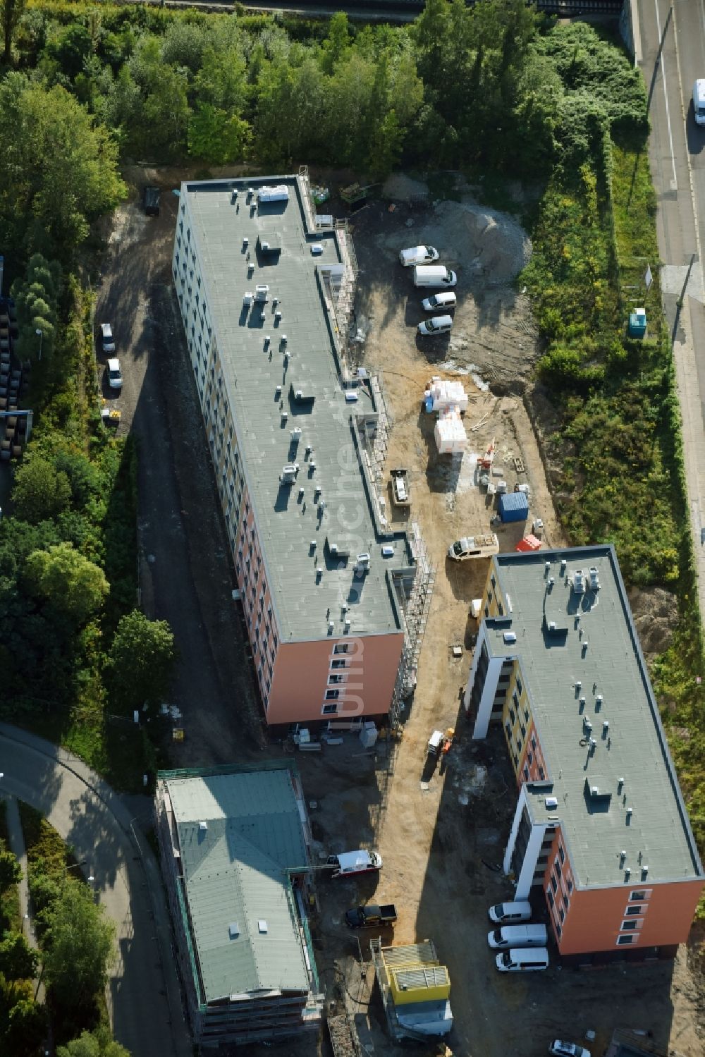 Luftbild Leipzig - Baustelle Flüchtlingsheim- und Asylunterkunfts- Gebäude der LESG Gesellschaft der Stadt Leipzig zur Erschließung, Entwicklung und Sanierung von Baugebieten mbH an der Arno-Nitzsche-Straße im Ortsteil Connewitz in Leipzig im Bundesland Sachsen