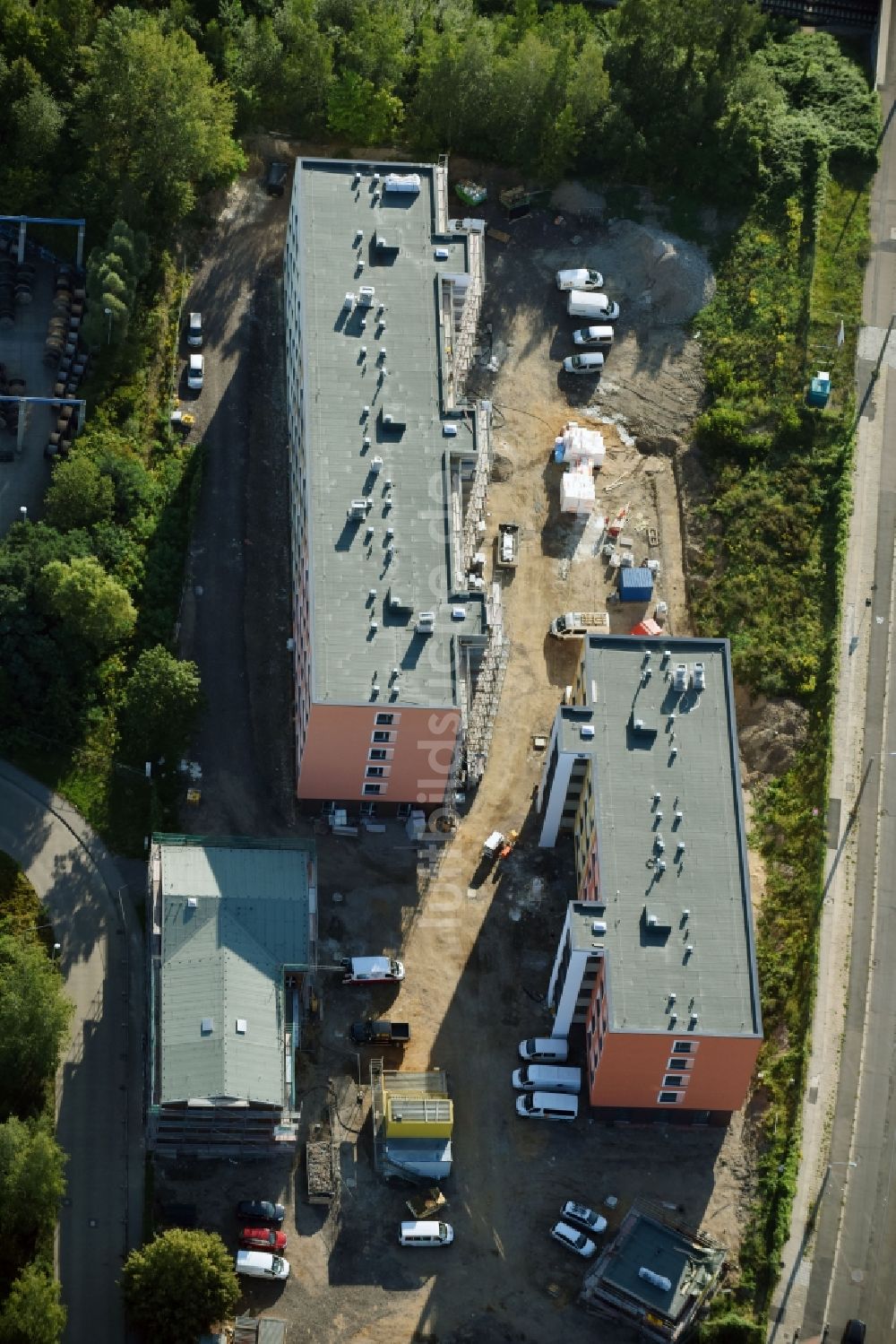 Luftaufnahme Leipzig - Baustelle Flüchtlingsheim- und Asylunterkunfts- Gebäude der LESG Gesellschaft der Stadt Leipzig zur Erschließung, Entwicklung und Sanierung von Baugebieten mbH an der Arno-Nitzsche-Straße im Ortsteil Connewitz in Leipzig im Bundesland Sachsen