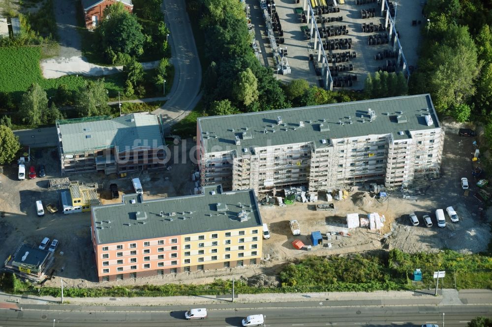 Leipzig aus der Vogelperspektive: Baustelle Flüchtlingsheim- und Asylunterkunfts- Gebäude der LESG Gesellschaft der Stadt Leipzig zur Erschließung, Entwicklung und Sanierung von Baugebieten mbH an der Arno-Nitzsche-Straße im Ortsteil Connewitz in Leipzig im Bundesland Sachsen