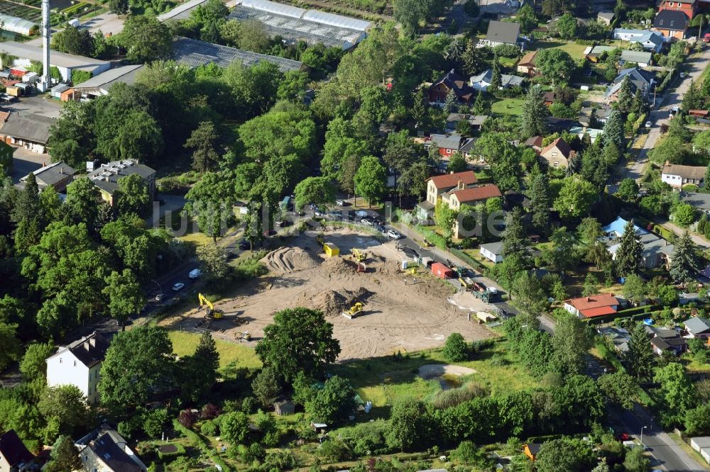 Berlin aus der Vogelperspektive: Baustelle Flüchtlingsheim- und Asylunterkunfts- Gebäude Späthstraße - Chris-Gueffroy-Allee im Ortsteil Treptow in Berlin, Deutschland