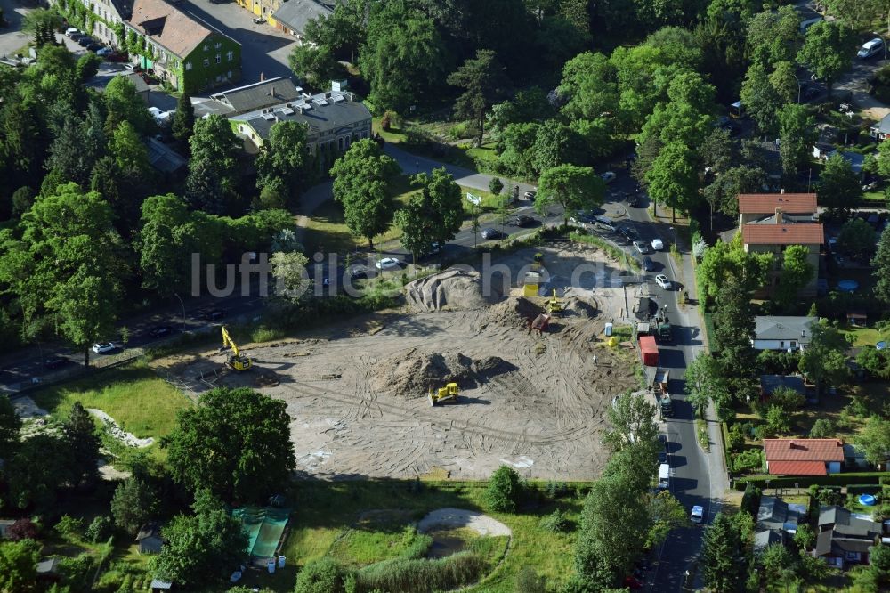 Luftaufnahme Berlin - Baustelle Flüchtlingsheim- und Asylunterkunfts- Gebäude Späthstraße - Chris-Gueffroy-Allee im Ortsteil Treptow in Berlin, Deutschland