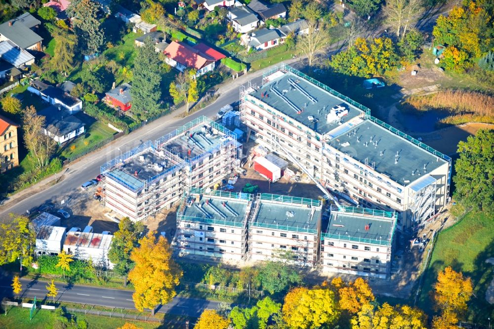 Berlin von oben - Baustelle Flüchtlingsheim- und Asylunterkunfts- Gebäude Späthstraße Ecke Chris-Gueffroy-Allee in Berlin, Deutschland