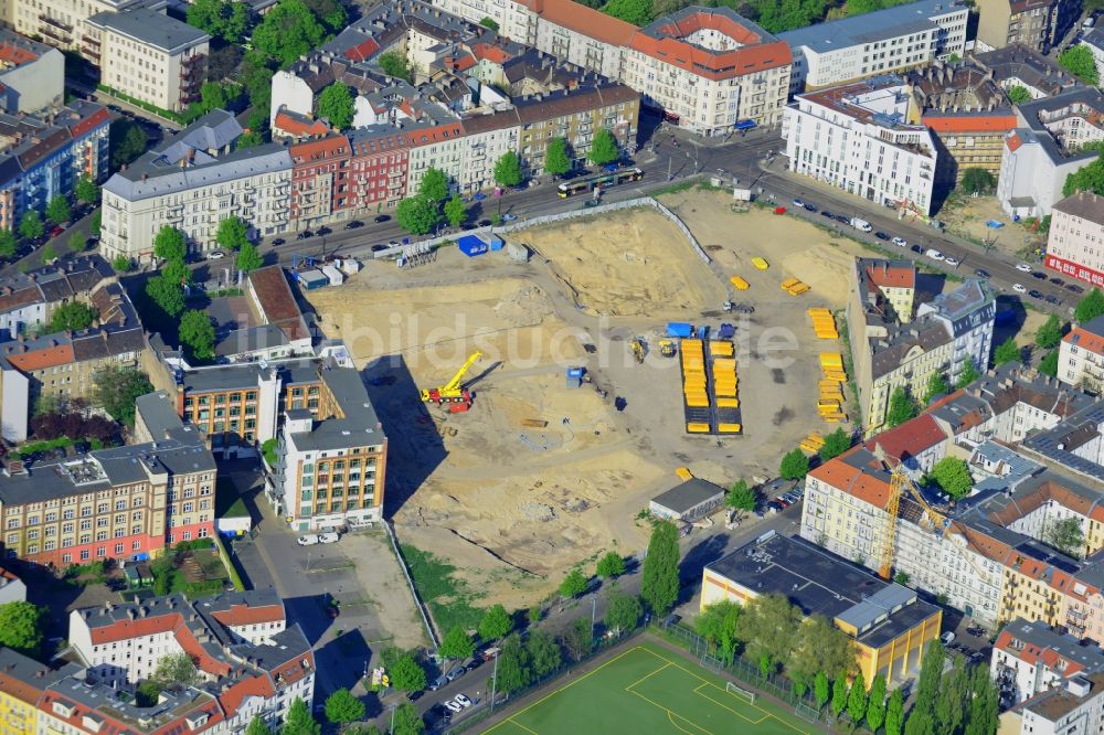 Berlin aus der Vogelperspektive: Baustelle Freudenberg- Areal im Wohngebiet an der Boxhagener Straße in Berlin Friedrichshain