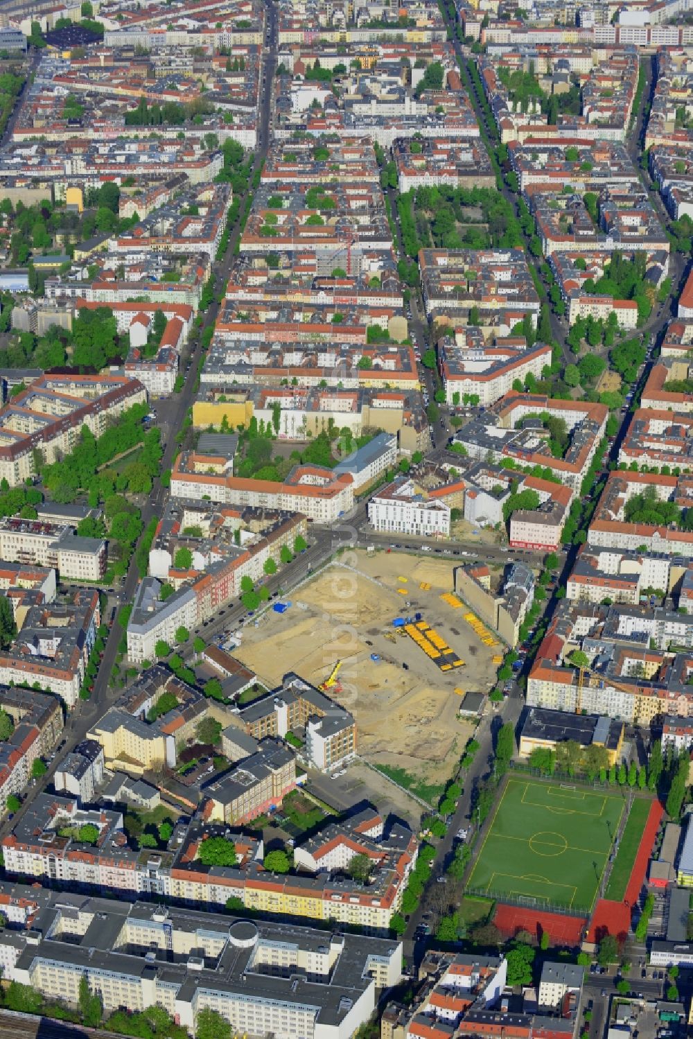 Berlin aus der Vogelperspektive: Baustelle Freudenberg- Areal im Wohngebiet an der Boxhagener Straße in Berlin Friedrichshain