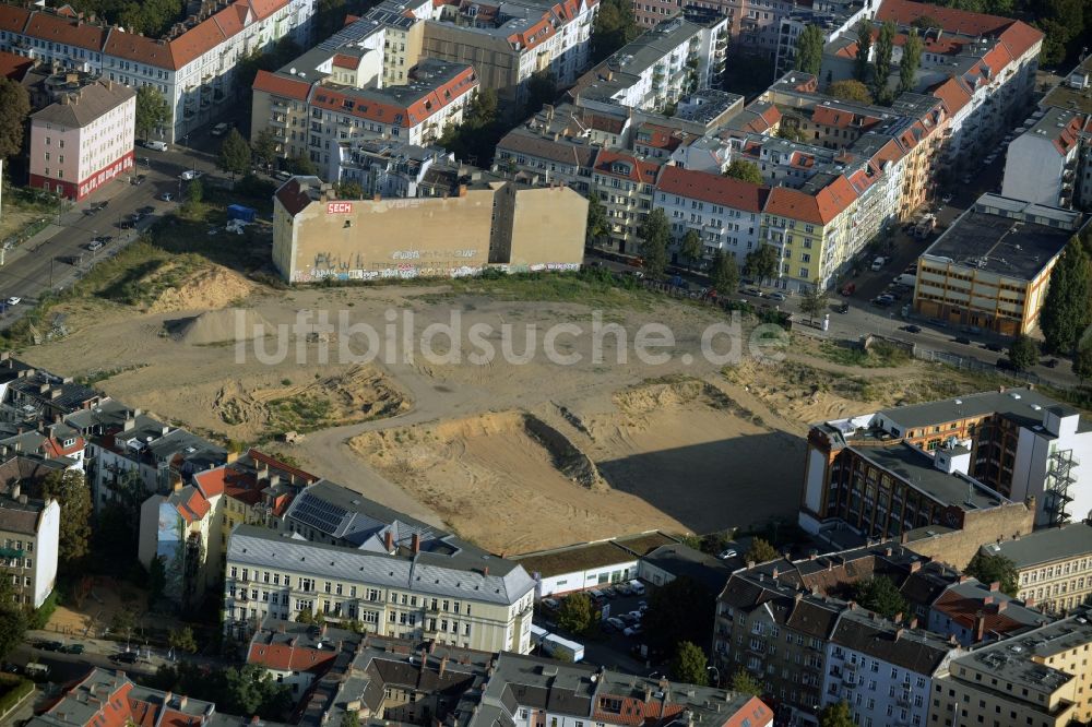 Berlin aus der Vogelperspektive: Baustelle Freudenberg- Areal im Wohngebiet an der Boxhagener Straße in Berlin Friedrichshain