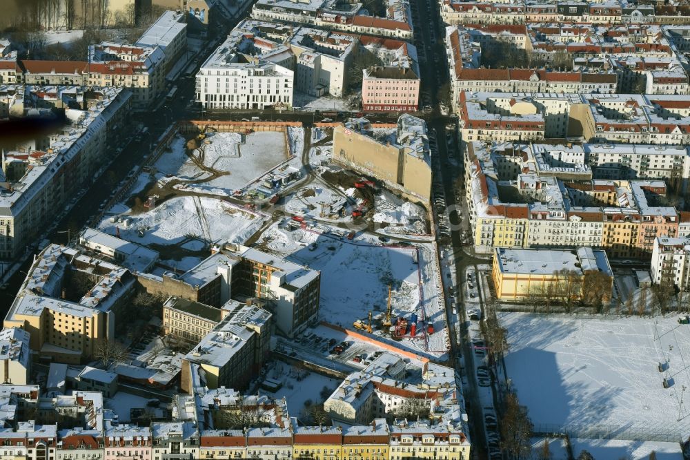 Berlin aus der Vogelperspektive: Baustelle Freudenberg- Areal im Wohngebiet an der Boxhagener Straße in Berlin Friedrichshain