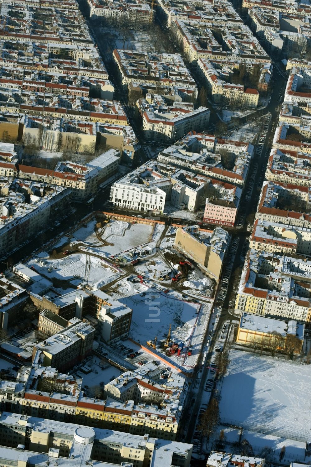 Luftaufnahme Berlin - Baustelle Freudenberg- Areal im Wohngebiet an der Boxhagener Straße in Berlin Friedrichshain