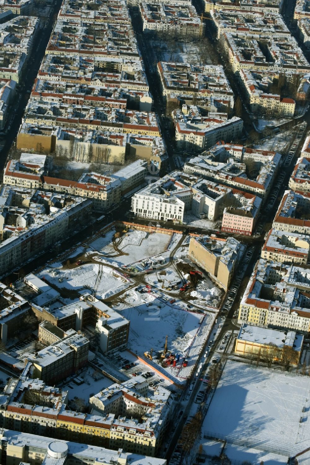 Berlin aus der Vogelperspektive: Baustelle Freudenberg- Areal im Wohngebiet an der Boxhagener Straße in Berlin Friedrichshain