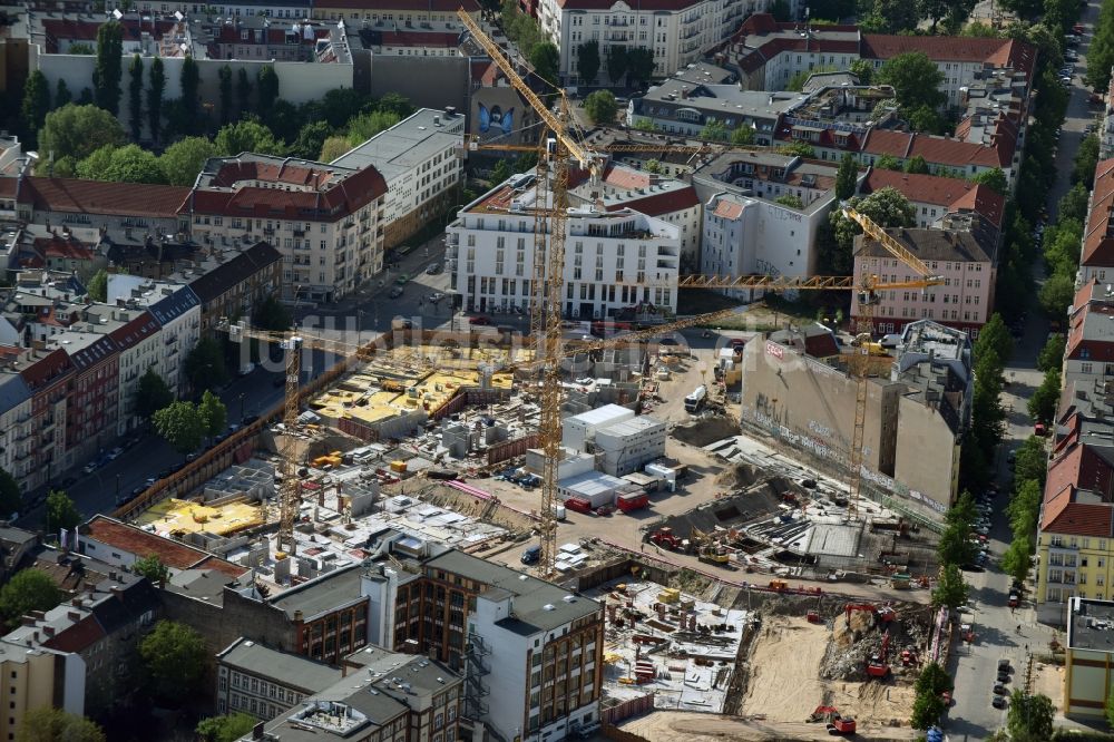 Berlin aus der Vogelperspektive: Baustelle Freudenberg- Areal im Wohngebiet an der Boxhagener Straße in Berlin Friedrichshain