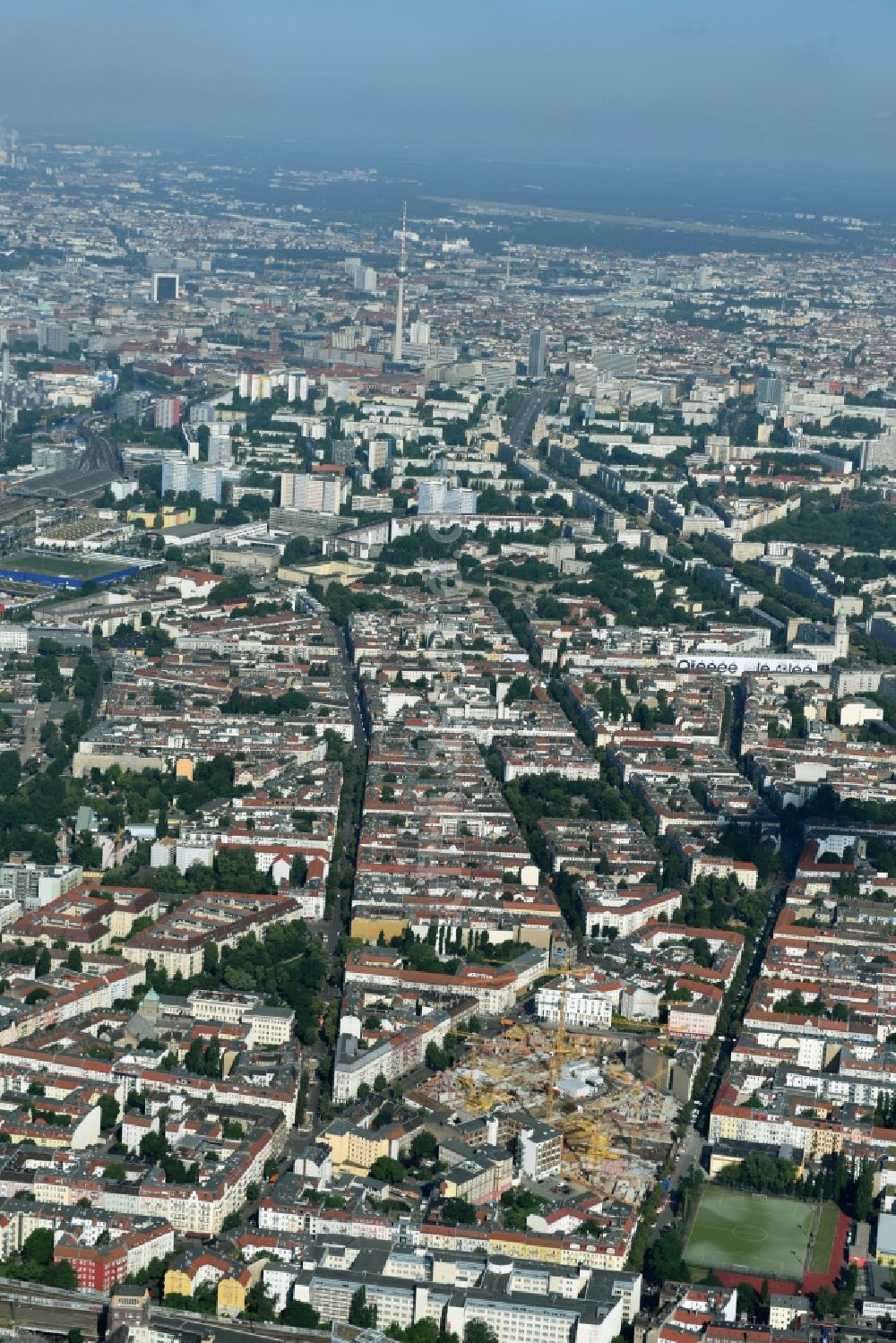 Luftaufnahme Berlin - Baustelle Freudenberg- Areal im Wohngebiet an der Boxhagener Straße in Berlin Friedrichshain