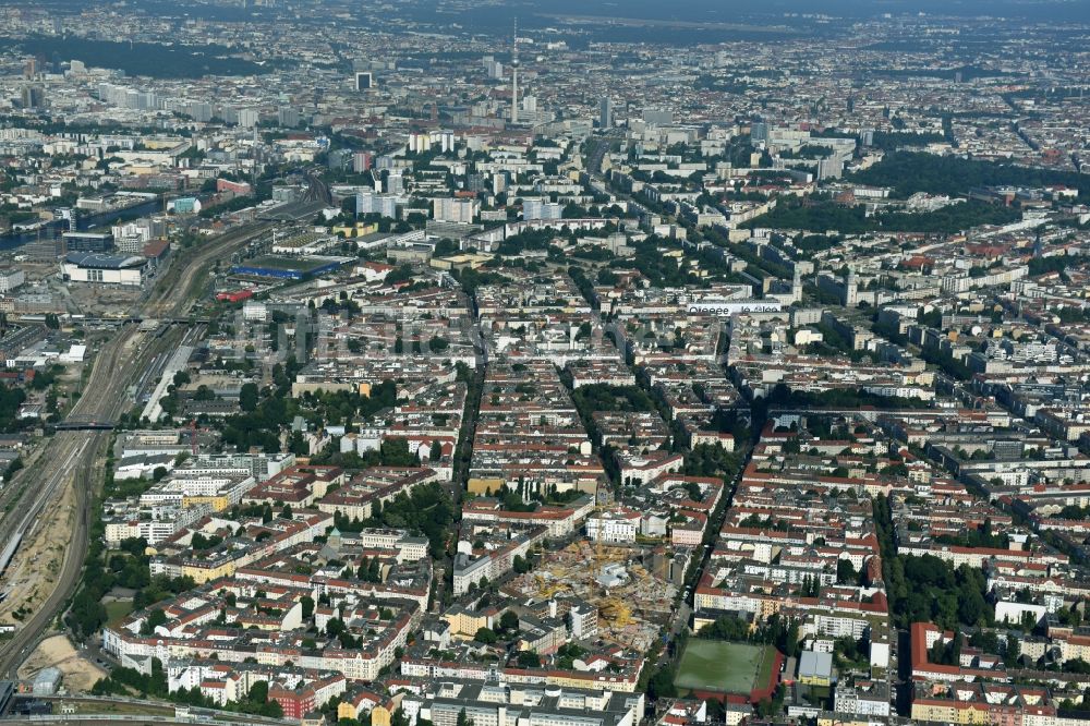 Berlin aus der Vogelperspektive: Baustelle Freudenberg- Areal im Wohngebiet an der Boxhagener Straße in Berlin Friedrichshain