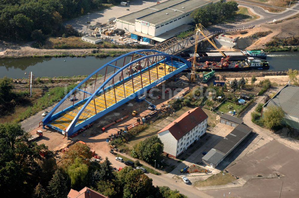 GENTHIN von oben - Baustelle der Friedensbrücke / Brücke des Friedens in Genthin