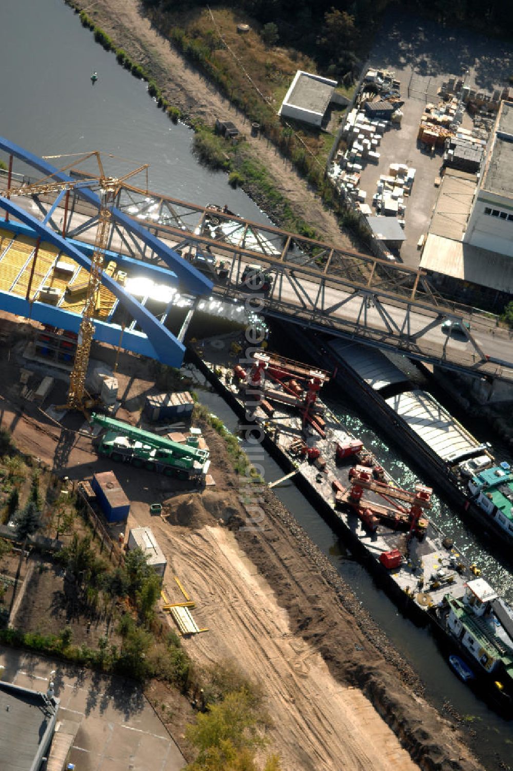 GENTHIN von oben - Baustelle der Friedensbrücke / Brücke des Friedens in Genthin